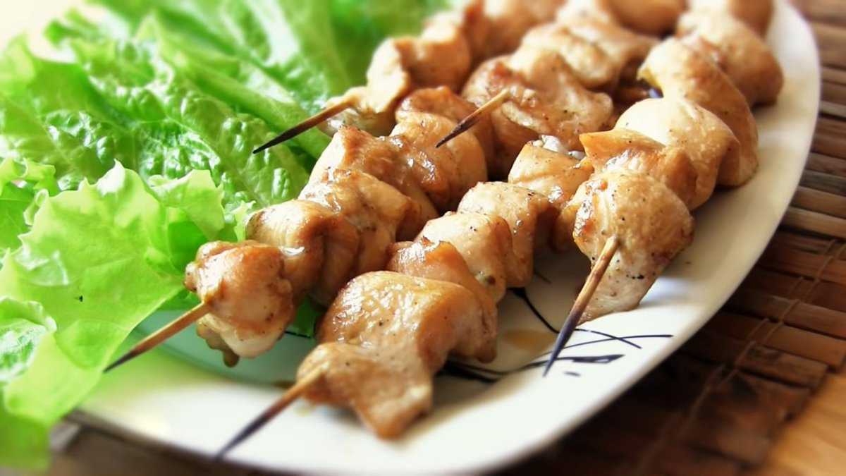 Как приготовить куриные бедра на мангале вкусно?