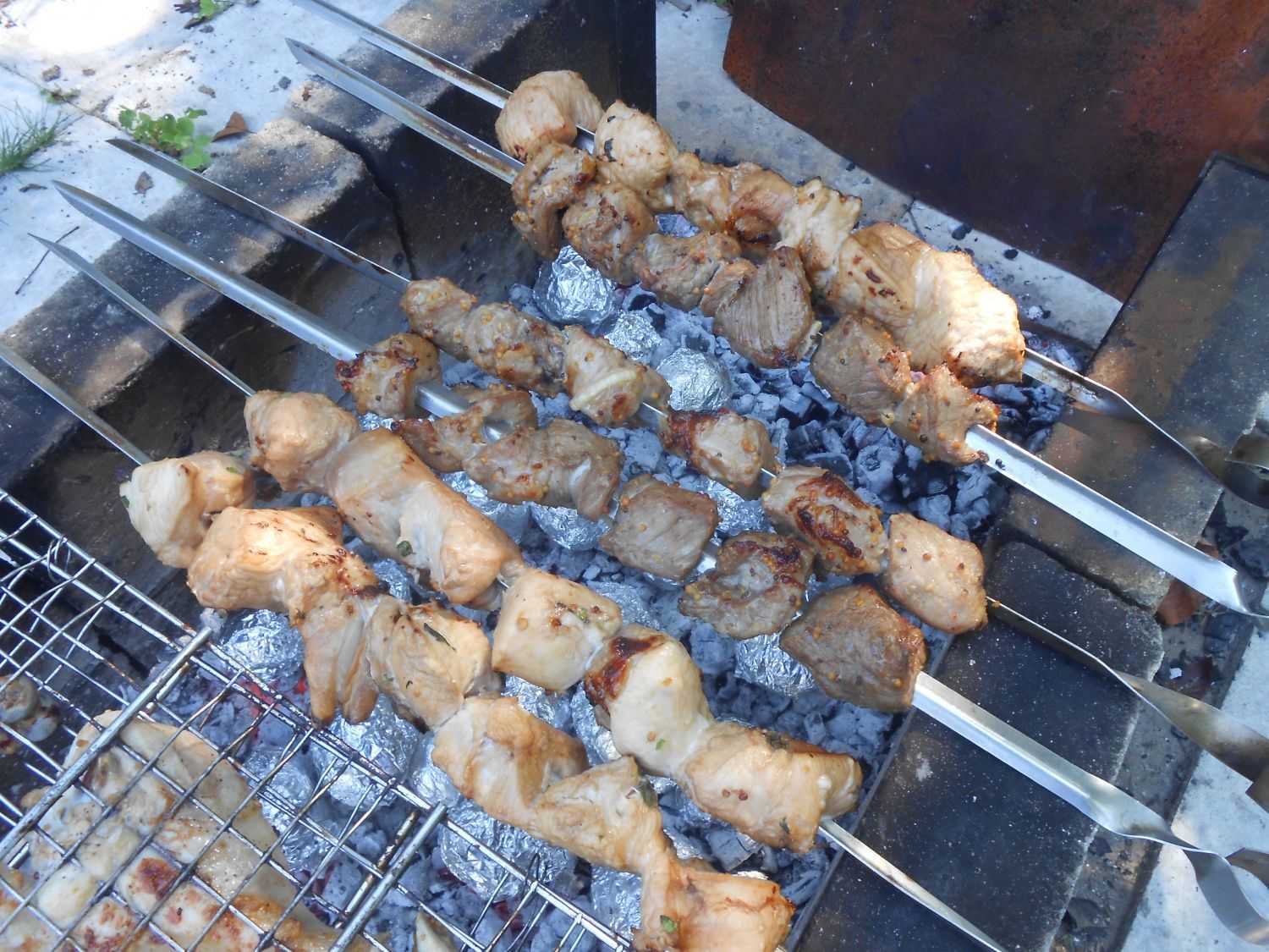 Свиной шашлык в вине белом и красном