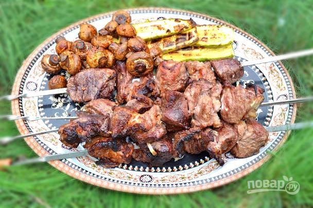 Шашлык в духовке на луковой подушке