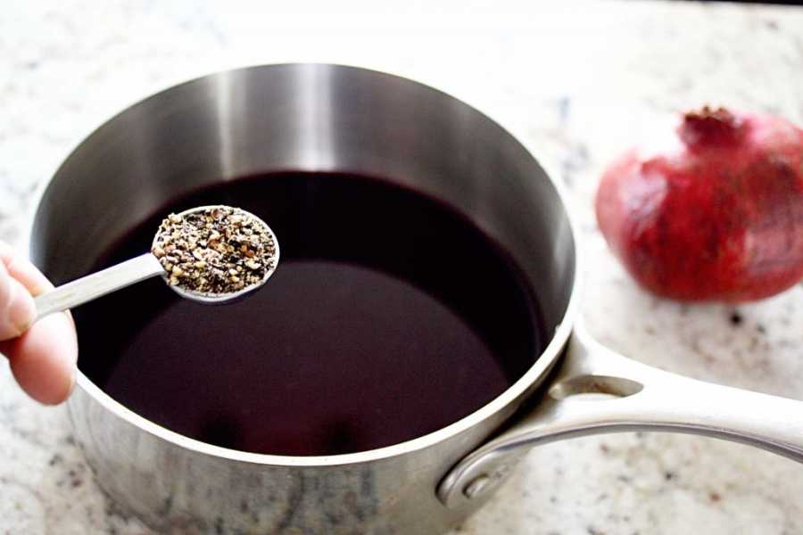 Свинина на гриле в чесночно-гранатовом соусе