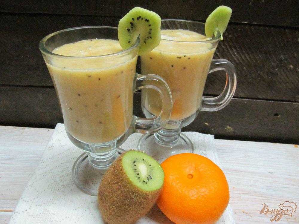 Молочный коктейль с бананом рецепты для блендера. Сок киви банан. Смузи с киви и мандарином. Смузи киви банан апельсин. Коктейль мандарин киви.