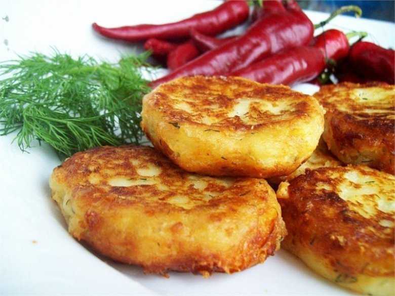 Картофельные котлеты с грибами, сыром, колбасой, капустой, творогом, мясом