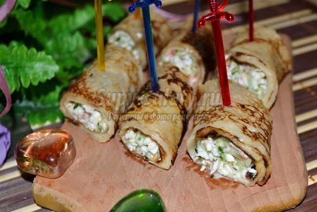 блины фаршированные крабовыми палочками и яйцом. Смотреть фото блины фаршированные крабовыми палочками и яйцом. Смотреть картинку блины фаршированные крабовыми палочками и яйцом. Картинка про блины фаршированные крабовыми палочками и яйцом. Фото блины фаршированные крабовыми палочками и яйцом