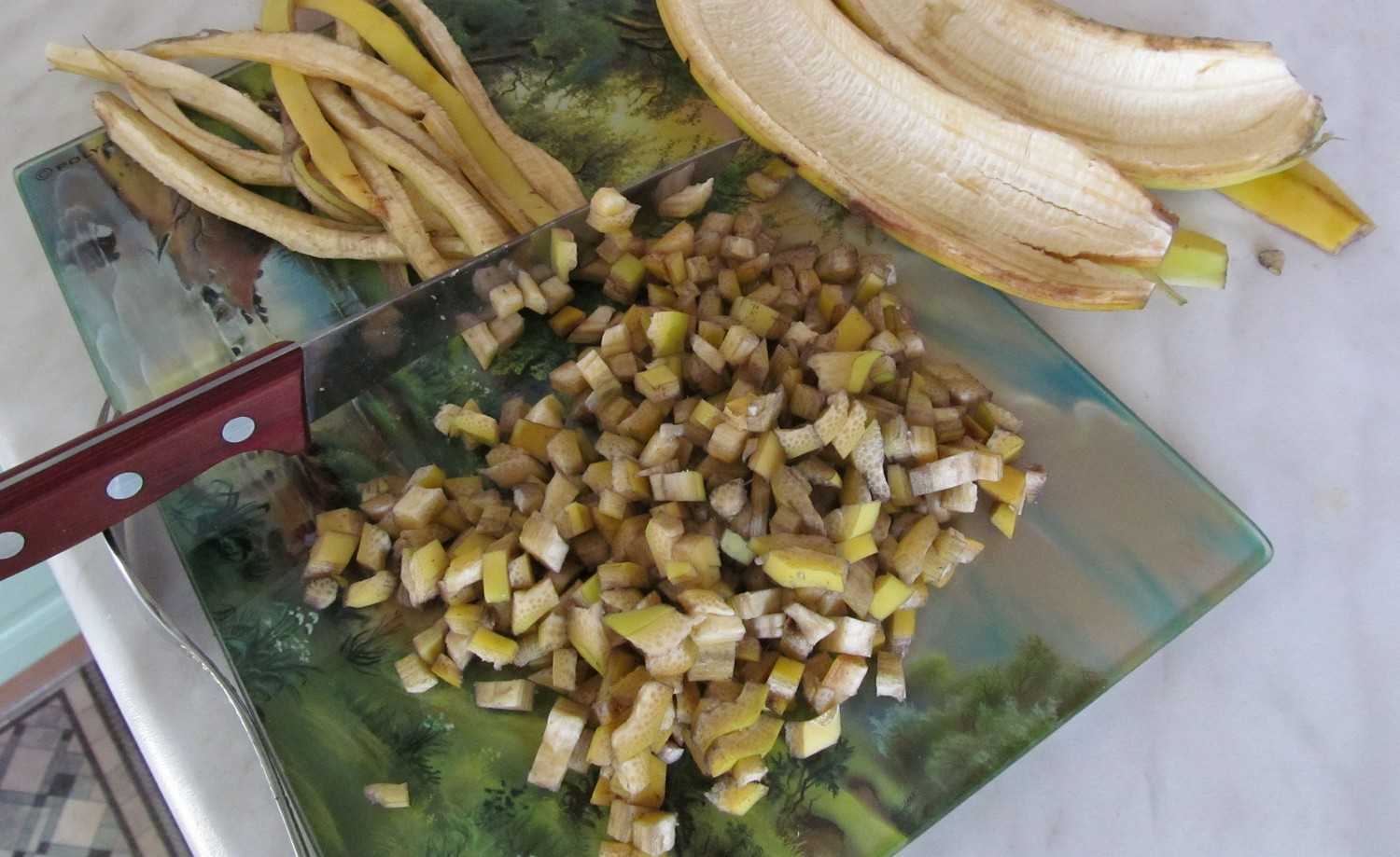 Банановая кожура как удобрение для рассады помидор. Банановая кожура. Удобрение из банановой кожуры. Настой банановой кожуры. Удобрение из корок банана для рассады.
