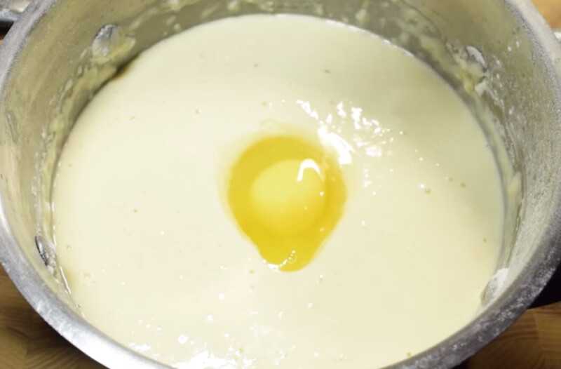Для чего яйца в тесте для блинов. Консистенция теста для блинов. Блины на опаре с сухими дрожжами на молоке. Блины на молоке с дрожжами сухими. Консистенция теста для блинов на молоке.