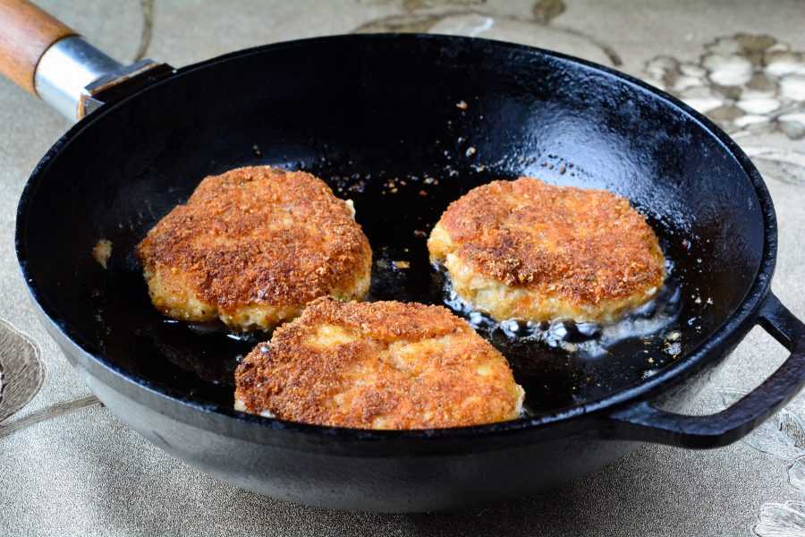 Котлеты из минтая вкусные на сковороде сочно. Переворачивать котлеты. Котлеты на сковороде для детей. Какие пожарить детям котлетки. Жареный свет попплся в носи.