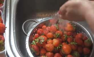 помыть и отобрать ягоды