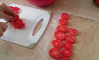 нарезать помидоры кружочками