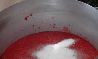 залить томатный сок, добавить соль и сахар