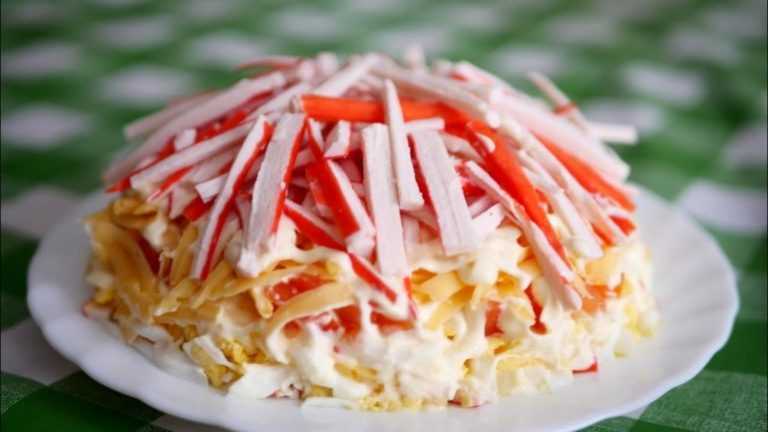 Салат с колбасным сыром и крабовыми палочками рецепт с