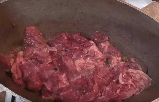 Рецепт мяса по кремлевски говядины в казане. Как выбрать говядину для плова. Мясо 10 часов томится в казане.