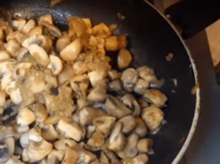 Сколько жарить грибы на сковороде по времени. Жареная картошка с грибами шампиньонами замороженными на сковороде. Сколько жарить грибы шампиньоны на сковороде. Жарка мороженых шампиньонов. Сколько жарить шампиньоны свежие.