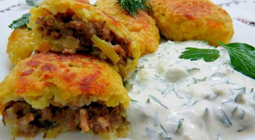 Котлеты из картофельного пюре: рецепт на сковороде с сырно-мясной начинкой
