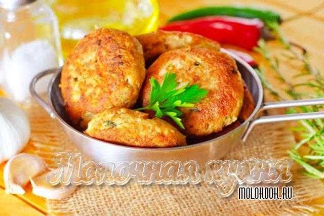 куриные котлеты в панировочных сухарях на сковороде рецепт пошагово с фото. 594e1680ed98137fdde9fda936822337. куриные котлеты в панировочных сухарях на сковороде рецепт пошагово с фото фото. куриные котлеты в панировочных сухарях на сковороде рецепт пошагово с фото-594e1680ed98137fdde9fda936822337. картинка куриные котлеты в панировочных сухарях на сковороде рецепт пошагово с фото. картинка 594e1680ed98137fdde9fda936822337. Если вы еще не знаете, как правильно приготовить куриные котлеты в панировке на сковороде, мы с радостью вам расскажем. И откроем все тонкости и секреты данного блюда. Также представим на выбор два оригинальных рецепта, которые оценят любители жареного мяса. Вы убедитесь, что из самых простых продуктов, которые всегда есть под рукой, могут получиться нежные, с фантастическим вкусом и наполнением биточки.