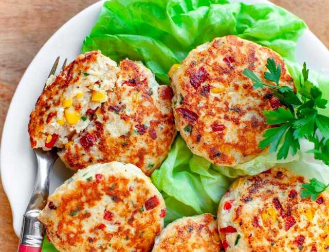 Рубленые куриные котлеты с кукурузой