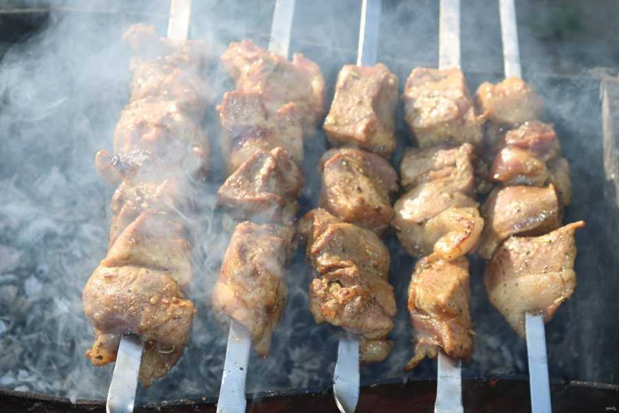Шашлык из свиной вырезки с грибами, маринованный в бальзамическом уксусе