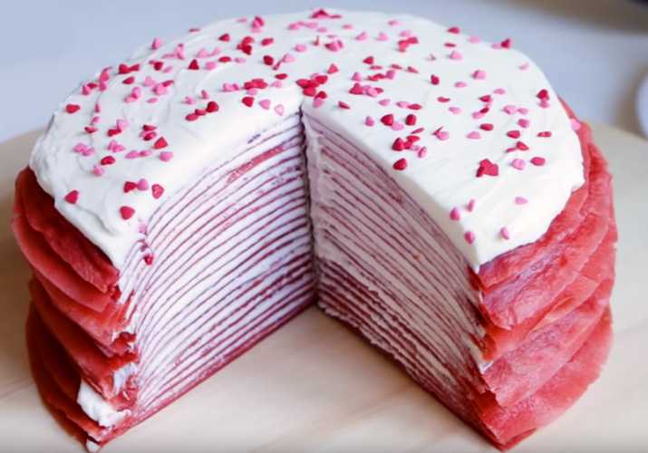 Просто кухня блинный торт с вишней. Блинный торт. Блинный торт розовый. Блинный торт красный бархат. Блинный торт с глазурью.
