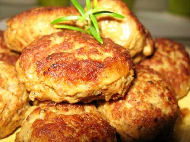 куриные котлеты с овсянкой и сыром. 77f706eefd647ffac75358ebb10bd1ac. куриные котлеты с овсянкой и сыром фото. куриные котлеты с овсянкой и сыром-77f706eefd647ffac75358ebb10bd1ac. картинка куриные котлеты с овсянкой и сыром. картинка 77f706eefd647ffac75358ebb10bd1ac. Куриные котлеты с овсяными хлопьями — замечательный вариант знакомого мясного блюда. Давайте подробнее разберем популярные рецепты, где изделия можно пожарить на сковороде, приготовить в мультиварке для диетического меню. Мы не раз пробовали использовать разную крупу, но именно геркулес позволяет в некоторых случаях отказаться от яиц и снизить калорийность.