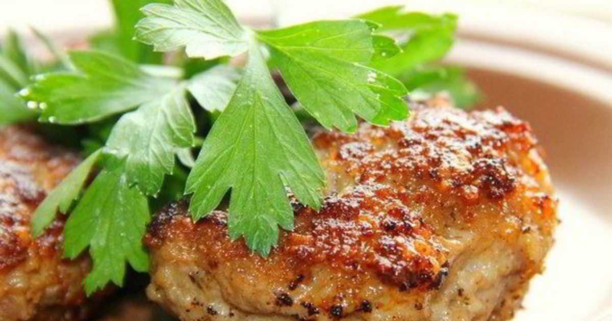 куриные котлеты с овсянкой и сыром. 9ef249b8a0bd4af597cb2ff242b0ac4b. куриные котлеты с овсянкой и сыром фото. куриные котлеты с овсянкой и сыром-9ef249b8a0bd4af597cb2ff242b0ac4b. картинка куриные котлеты с овсянкой и сыром. картинка 9ef249b8a0bd4af597cb2ff242b0ac4b. Куриные котлеты с овсяными хлопьями — замечательный вариант знакомого мясного блюда. Давайте подробнее разберем популярные рецепты, где изделия можно пожарить на сковороде, приготовить в мультиварке для диетического меню. Мы не раз пробовали использовать разную крупу, но именно геркулес позволяет в некоторых случаях отказаться от яиц и снизить калорийность.