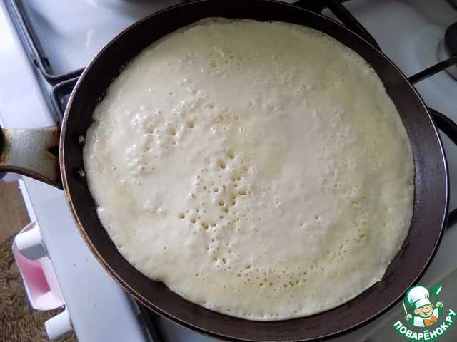 Как правильно наливать тесто на сковороду. Техника наливания теста блинов на сковороду. Как разливать тесто для блинов на сковородку. Как наливать тесто на блины. Как правильно вливать тесто на сковородку для блинов.