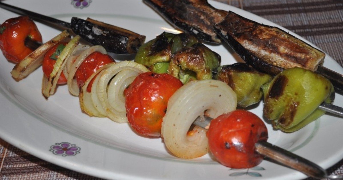 Овощи на шампурах на мангале. Баклажан для шашлыка. Овощной шашлык. Шампур для овощей. Шашлык с овощами на мангале.