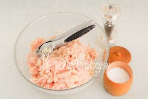 куриные котлеты с овсянкой и сыром. b9fa33655a408b3ddc2902fa21451724. куриные котлеты с овсянкой и сыром фото. куриные котлеты с овсянкой и сыром-b9fa33655a408b3ddc2902fa21451724. картинка куриные котлеты с овсянкой и сыром. картинка b9fa33655a408b3ddc2902fa21451724. Куриные котлеты с овсяными хлопьями — замечательный вариант знакомого мясного блюда. Давайте подробнее разберем популярные рецепты, где изделия можно пожарить на сковороде, приготовить в мультиварке для диетического меню. Мы не раз пробовали использовать разную крупу, но именно геркулес позволяет в некоторых случаях отказаться от яиц и снизить калорийность.