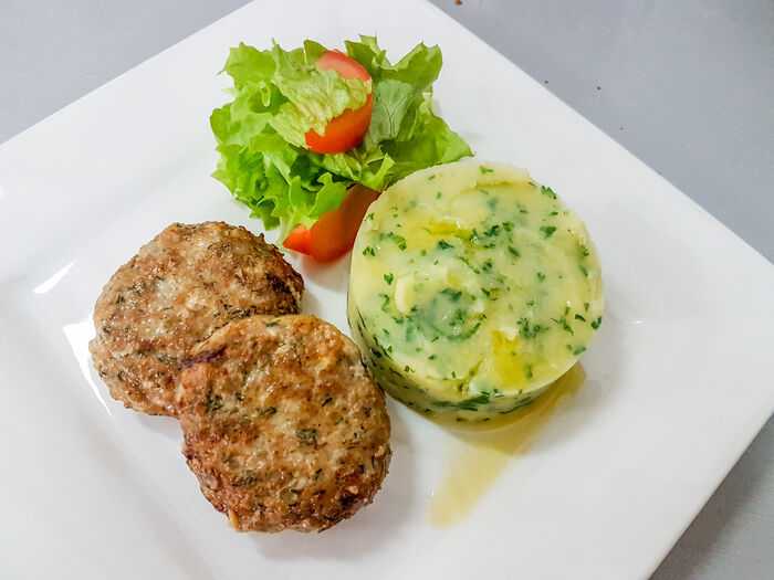 куриные котлеты с картошкой на сковороде рецепт с фото. beda40299003963e191db0e15f2d346a. куриные котлеты с картошкой на сковороде рецепт с фото фото. куриные котлеты с картошкой на сковороде рецепт с фото-beda40299003963e191db0e15f2d346a. картинка куриные котлеты с картошкой на сковороде рецепт с фото. картинка beda40299003963e191db0e15f2d346a. Сырой картофель в данном рецепте заменяет хлеб. А если положить картофеля побольше, то получатся котлетки на подобие дерунов. Готовые жареные котлетки можно сделать еще более удивительными: смазать сметаной и запечь в духовке. Кстати в этот фарш можно не добавлять ни хлеб, ни яйца. Курино-картофельные котлетки будут хорошо держать форму, благодаря картофельному крахмалу, который находится в клубнях картошки. Хотя по желанию можете яичко добавить. Кроме того для таких котлеток вовсе не обязательно готовить гарнир, их можно сервировать с сочным овощным салатом. Ведь в составе кушанья находится сытный картофель, который утолит голод любого едока. К тому же пропорции продуктов для блюда можно подбирать интуитивно, здесь нет четкого количества.