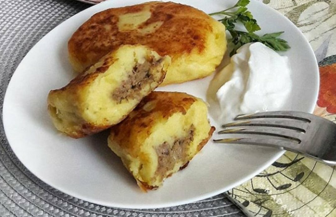 Котлеты из картофельного пюре: рецепт на сковороде с сырно-мясной начинкой