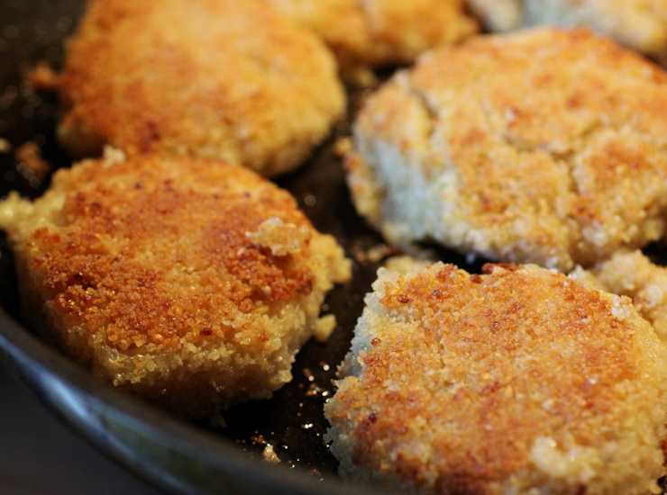 Котлеты мясные с киноа и соусом