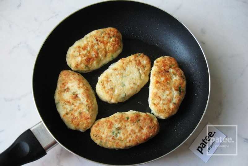 куриные котлеты с картошкой на сковороде рецепт с фото. e93603f9e58be879caab3a9082312db7. куриные котлеты с картошкой на сковороде рецепт с фото фото. куриные котлеты с картошкой на сковороде рецепт с фото-e93603f9e58be879caab3a9082312db7. картинка куриные котлеты с картошкой на сковороде рецепт с фото. картинка e93603f9e58be879caab3a9082312db7. Сырой картофель в данном рецепте заменяет хлеб. А если положить картофеля побольше, то получатся котлетки на подобие дерунов. Готовые жареные котлетки можно сделать еще более удивительными: смазать сметаной и запечь в духовке. Кстати в этот фарш можно не добавлять ни хлеб, ни яйца. Курино-картофельные котлетки будут хорошо держать форму, благодаря картофельному крахмалу, который находится в клубнях картошки. Хотя по желанию можете яичко добавить. Кроме того для таких котлеток вовсе не обязательно готовить гарнир, их можно сервировать с сочным овощным салатом. Ведь в составе кушанья находится сытный картофель, который утолит голод любого едока. К тому же пропорции продуктов для блюда можно подбирать интуитивно, здесь нет четкого количества.
