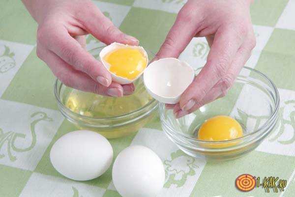 Смазывать яйца маслом. Яйцо для смазывания выпечки. Яйцо для смазывания выпечки желток или белок. Для смазывания яичных желтков. Желток для смазки выпечки.