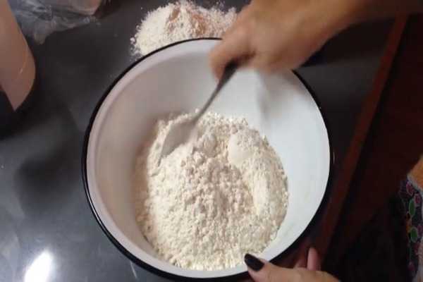 Азы хлебопечения: зачем просеивать муку перед замешиванием теста